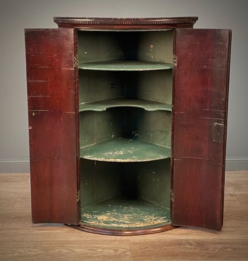 ATTRACTIVE ANTIQUE GEORGIAN MAHOGANY BOW FRONT HANGING CORNER CABINET - ADDITIONAL PHOTO 1