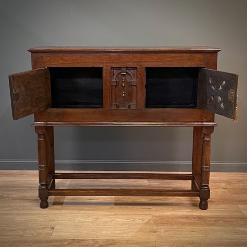 ATTRACTIVE TALL LARGE ANTIQUE CARVED OAK LIVERY CABINET - ADDITIONAL PHOTO 10