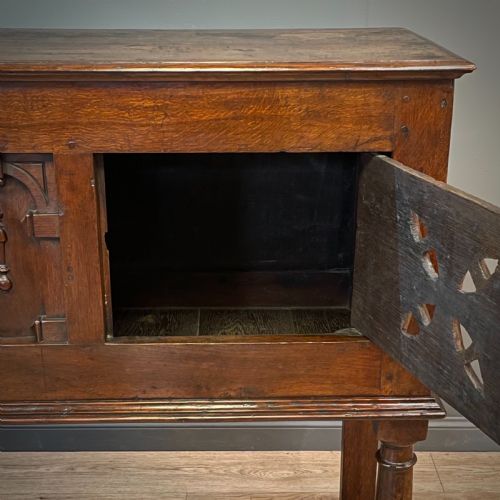 ATTRACTIVE TALL LARGE ANTIQUE CARVED OAK LIVERY CABINET - ADDITIONAL PHOTO 12