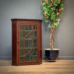 ATTRACTIVE ANTIQUE GEORGIAN INLAID MAHOGANY WALL HUNG CORNER GLAZED CABINET