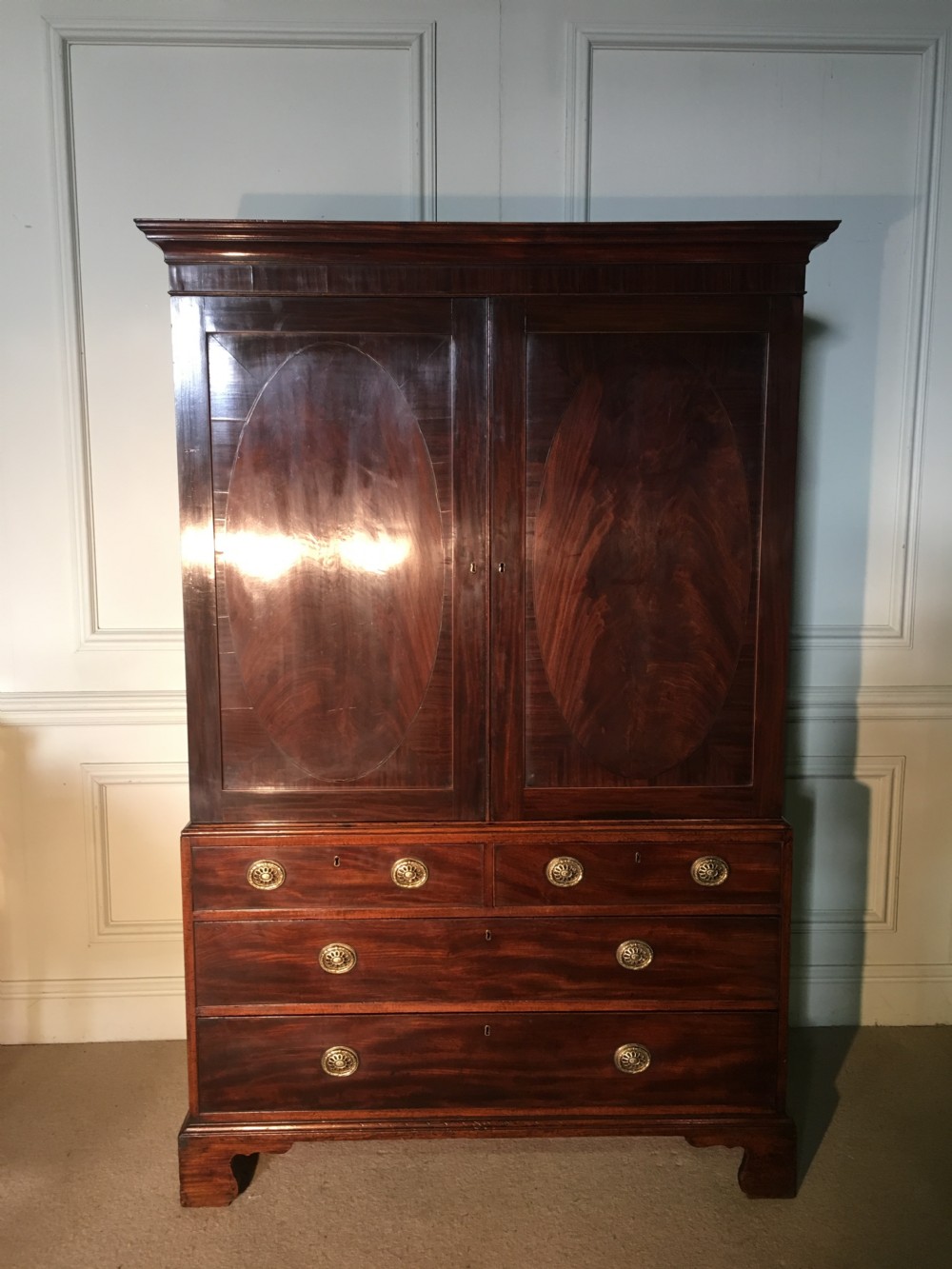 Superb 18th century George III Sheraton Linen Press