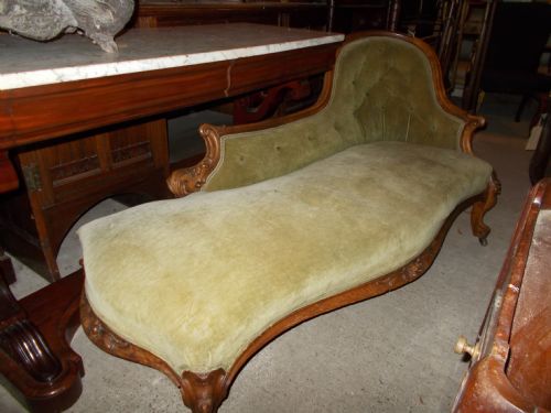 Mid-victorian Walnut Shaped Back Chaise Longue