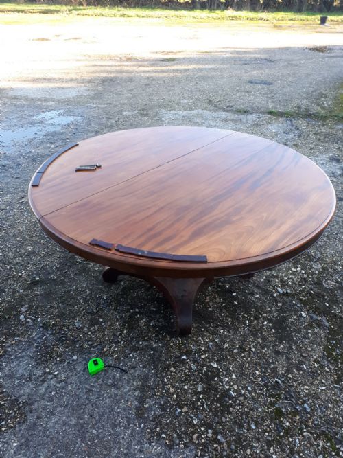5 Foot 8 Seater Round Dining Table.