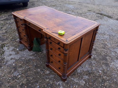 Very Good Free Standing Oak Pedestal Desk