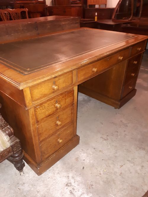 Large Late Victorian Oak Kneehole Pedestal Desk