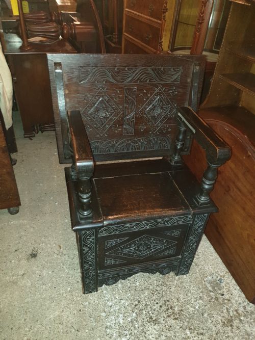 Neat Little Fold Over Top Monks Seat.
