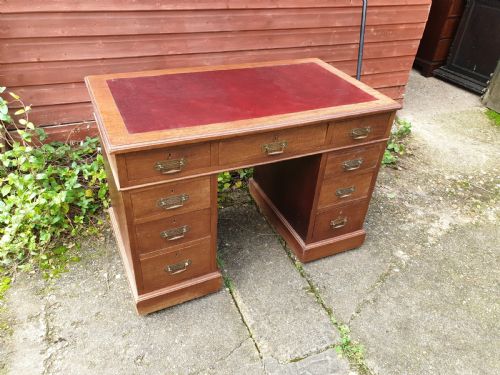 Small and Neat Kneehole Pedestal Desk