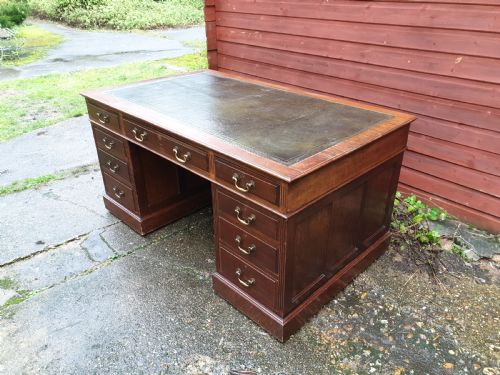 Early 20th Century Mahogany Kneehole Pedestal Desk