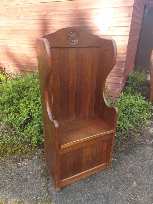 Small Oak Hall Seat with Lift Up Seat.