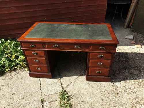 Late Victorian Mahogany Kneehole Pedestal Desk