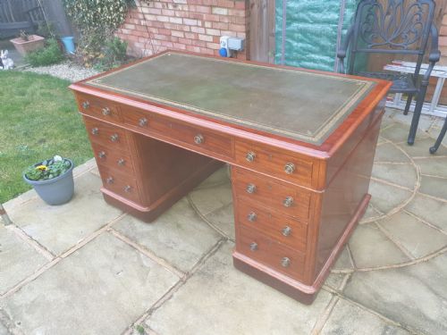 Victorian Mahogany Kneehole Pedestal Desk