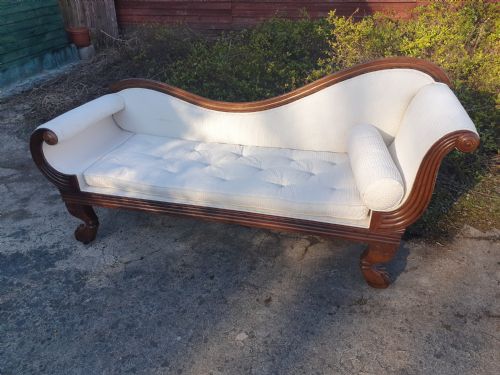 19th Century Mahogany Shaped Chaise on Carved Legs.