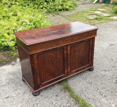 Good Quality William IV Mahogany Washstand with Fitted Interior.