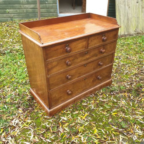 Good Mid 19th Century Mahogany Chest of Drawers.