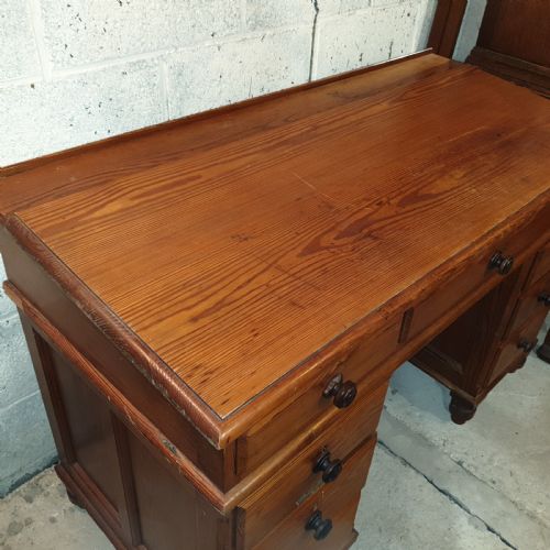 LATE VICTORIAN PITCH PINE KNEEHOLE PEDESTAL DESK - ADDITIONAL PHOTO 2