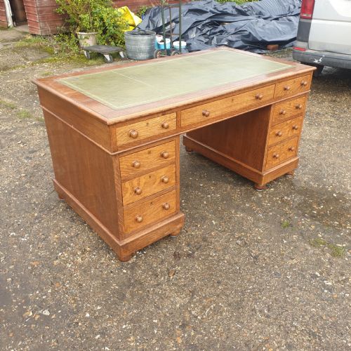 Good Sized Oak Kneehole Pedestal Writing Desk