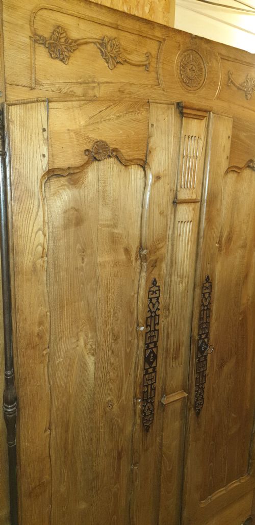 ANTIQUE FRENCH OAK ARMOIRE - ADDITIONAL PHOTO 5