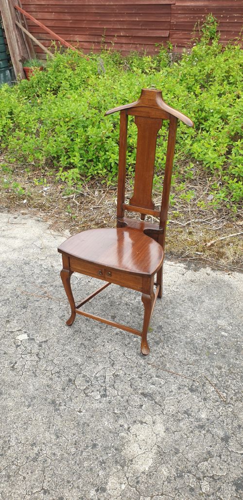 Gentleman's Valet Stand, with 2 Swivel Drawers.
