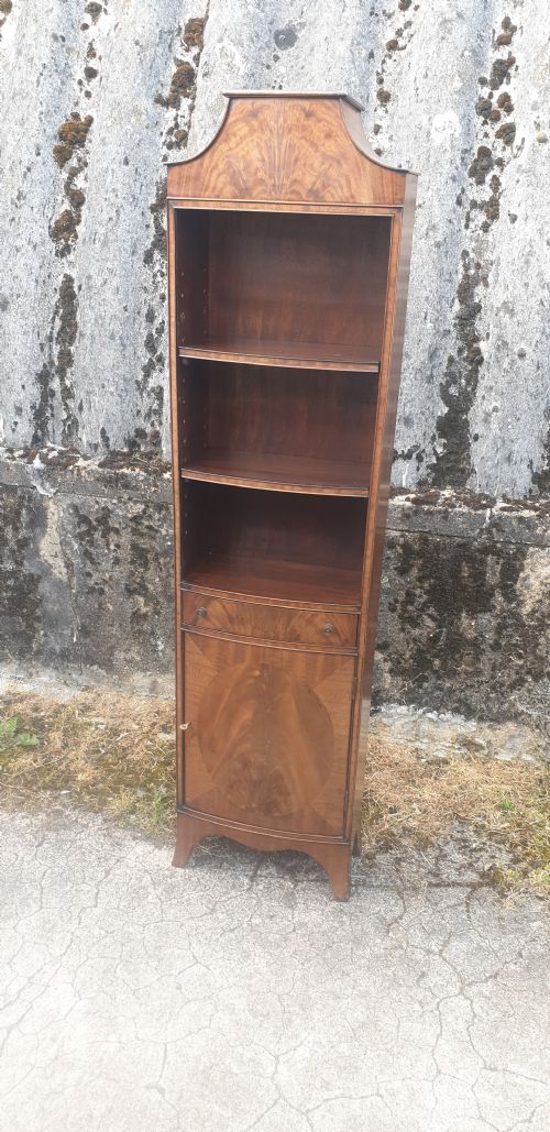 Small Good Quality Mahogany Bookcase Cabinet.