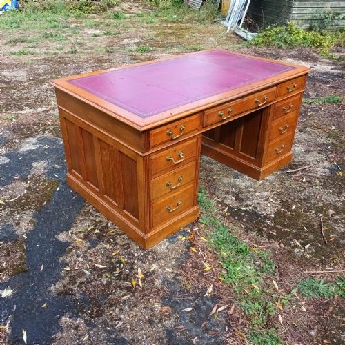 Early 20th Century Panelled Oak Kneehole Pedestal Desk.