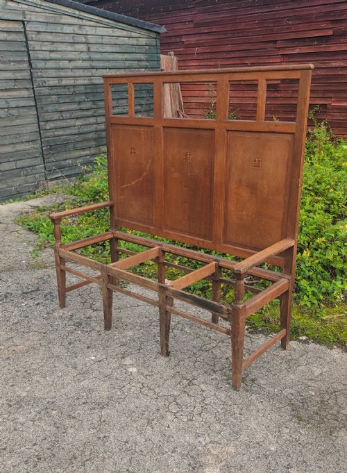 Interesting Arts and Crafts Oak Hall Settle.