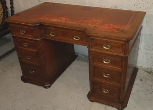 Late Victorian Oak Kneehole Pedestal Desk with Side Slides.