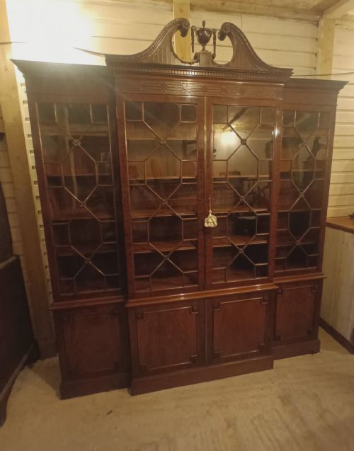 Good Quality Early 20th Century Mahogany Breakfront Library Bookcase.