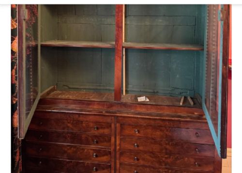 LARGE MID 19TH CENTURY MAHOGANY BOOKCASE CABINET - ADDITIONAL PHOTO 6