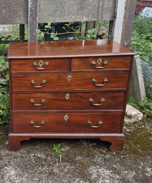 18th Century Georgian Mahogany Chest of Drawers of Small Size.