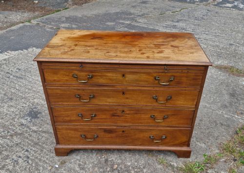 EARLY 19TH CENTURY MAHOGANY CHEST OF DRAWERS WITH BRUSHING SLIDE - ADDITIONAL PHOTO 1