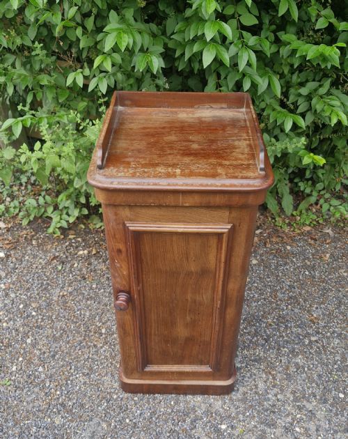 MID VICTORIAN MAHOGANY BEDSIDE CABINET - ADDITIONAL PHOTO 3