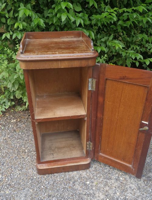 MID VICTORIAN MAHOGANY BEDSIDE CABINET - ADDITIONAL PHOTO 4