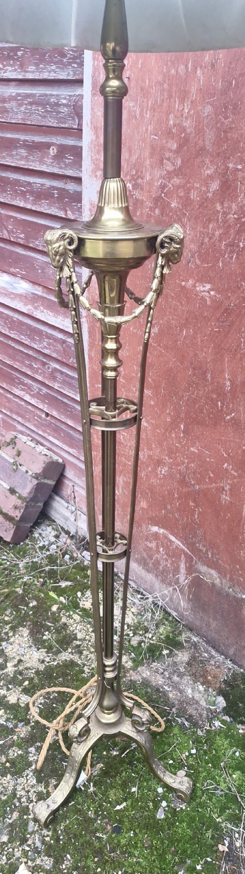 GOOD EDWARDIAN BRASS LAMP STANDARD WITH CAST RAMS HEADS - ADDITIONAL PHOTO 3