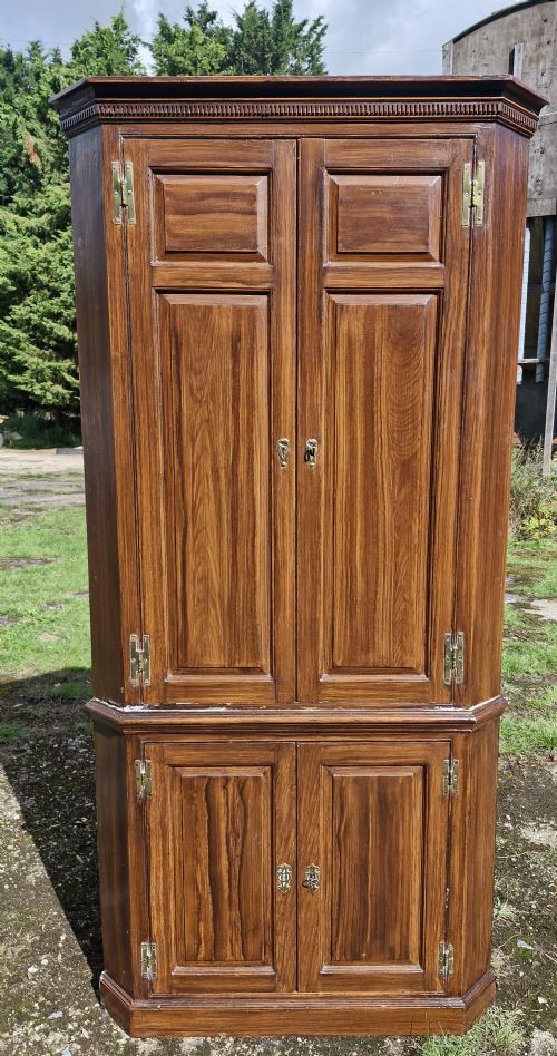 LATE GEORGIAN SIMULATED OAK PINE 2 PART CORNER CUPBOARD - ADDITIONAL PHOTO 1