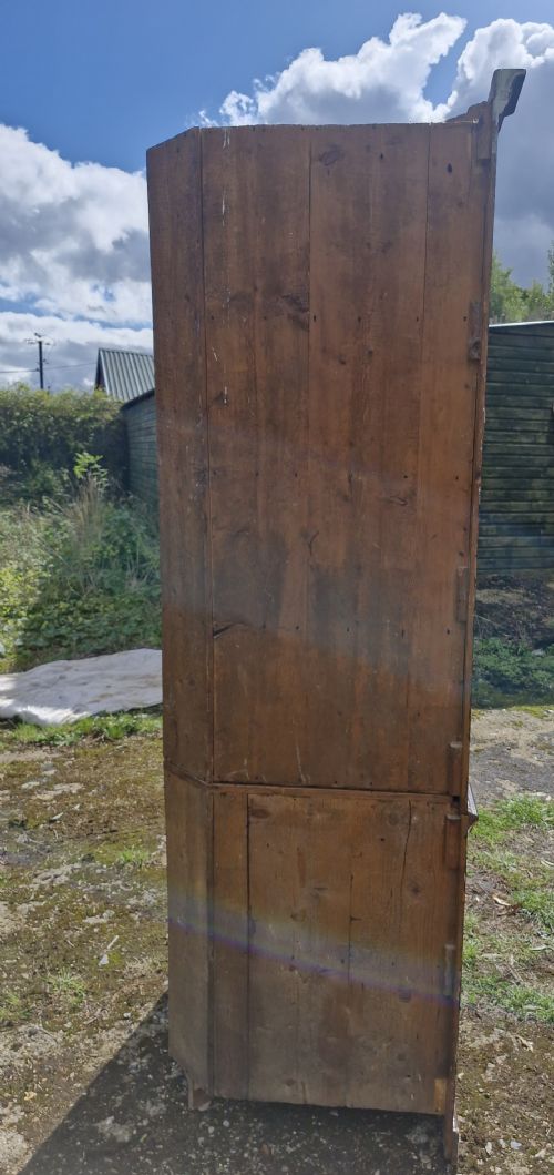 LATE GEORGIAN SIMULATED OAK PINE 2 PART CORNER CUPBOARD - ADDITIONAL PHOTO 3