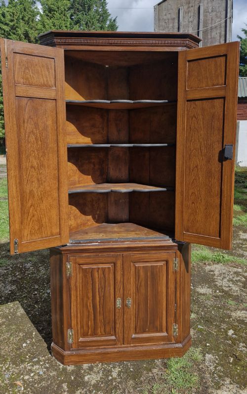 LATE GEORGIAN SIMULATED OAK PINE 2 PART CORNER CUPBOARD - ADDITIONAL PHOTO 5