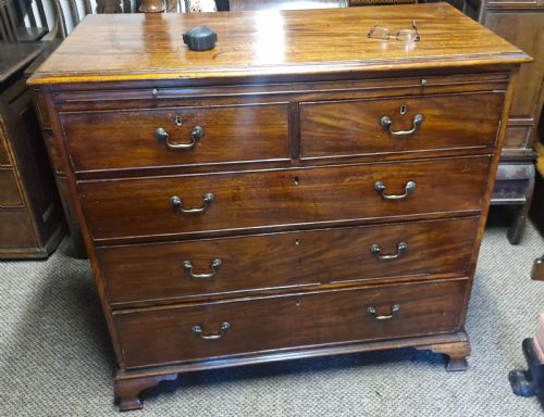 Early 19th Century Mahogany Chest of Drawers with Brushing Slide.