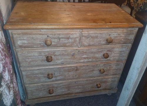 Mid 19th Century Good Sized Pine Chest of Drawers.