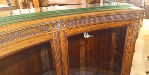 EDWARDIAN MAHOGANY CONCAVE BOOKCASE WITH GLASS SHELVES - ADDITIONAL PHOTO 5