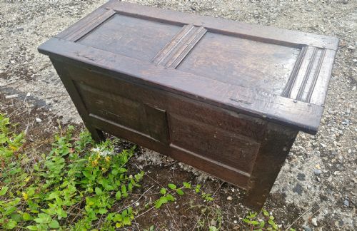 EARLY 18TH CENTURY OAK PANELLED COFFER CHEST - ADDITIONAL PHOTO 1