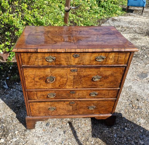 Early 18th Century Walnut Chest of Drawers.