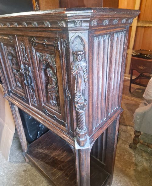 VICTORIAN CARVED OAK GOTHIC REVIVAL HALL CUPBOARD - ADDITIONAL PHOTO 3