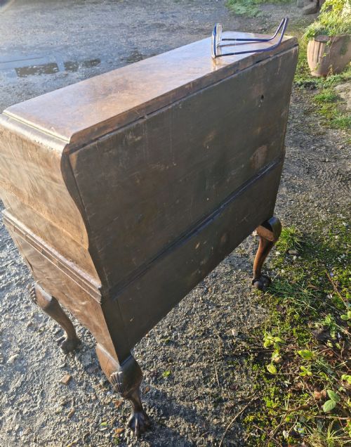 SMALL EARLY 20TH CENTURY WALNUT QUEEN ANNE STYLE BUREAU - ADDITIONAL PHOTO 2