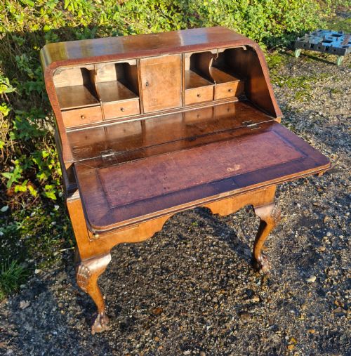 SMALL EARLY 20TH CENTURY WALNUT QUEEN ANNE STYLE BUREAU - ADDITIONAL PHOTO 3