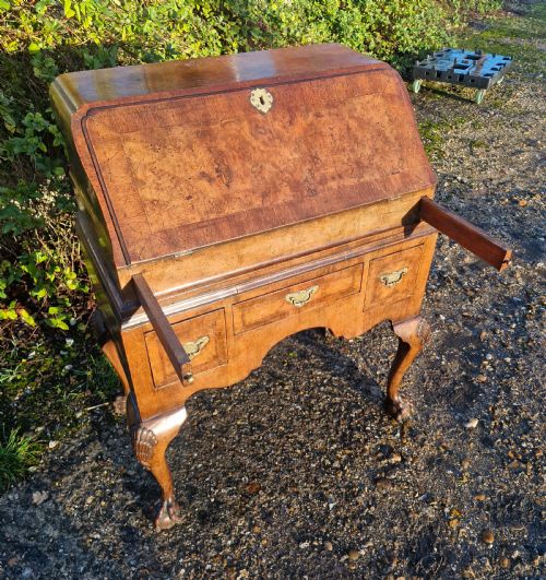 SMALL EARLY 20TH CENTURY WALNUT QUEEN ANNE STYLE BUREAU - ADDITIONAL PHOTO 5