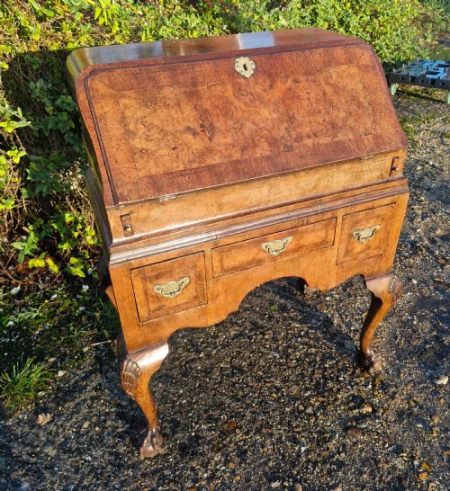 SMALL EARLY 20TH CENTURY WALNUT QUEEN ANNE STYLE BUREAU - ADDITIONAL PHOTO 9