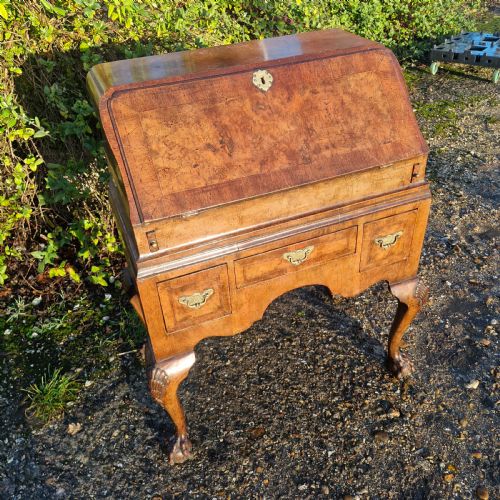 SMALL EARLY 20TH CENTURY WALNUT QUEEN ANNE STYLE BUREAU - ADDITIONAL PHOTO 10