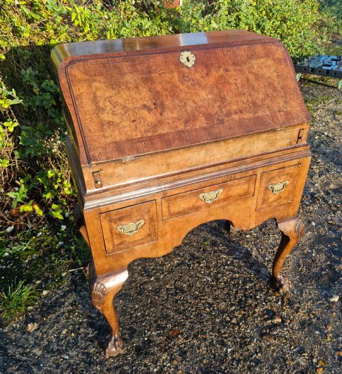 SMALL EARLY 20TH CENTURY WALNUT QUEEN ANNE STYLE BUREAU - ADDITIONAL PHOTO 11