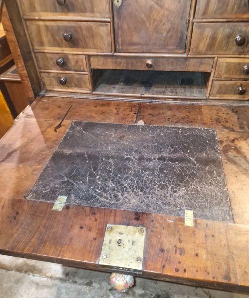 EARLY 18TH CENTURY WALNUT ESCRITOIRE - ADDITIONAL PHOTO 18