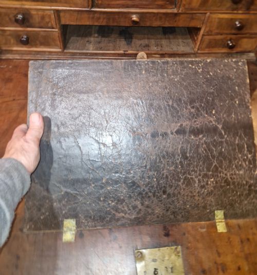 EARLY 18TH CENTURY WALNUT ESCRITOIRE - ADDITIONAL PHOTO 19
